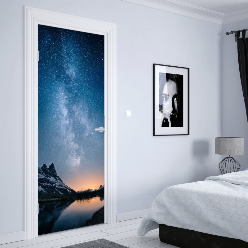 Naklejka na drzwi droga mleczna nad górskim odbiciem – Wallissimo® Naklejka na drzwi droga mleczna nad górskim odbiciem – Wallissimo®