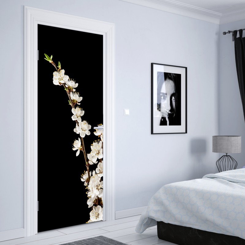 Naklejka na drzwi delikatna gałązka kwitnącej moreli na czarnym tle – Wallissimo® Naklejka na drzwi delikatna gałązka kwitnącej moreli na czarnym tle – Wallissimo®