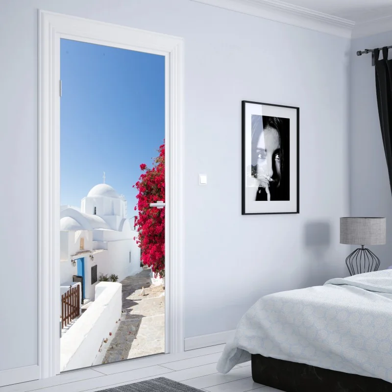 Naklejka na drzwi słoneczna ulica wyspy z bujną bugenwillą – Wallissimo® Naklejka na drzwi słoneczna ulica wyspy z bujną bugenwillą – Wallissimo®