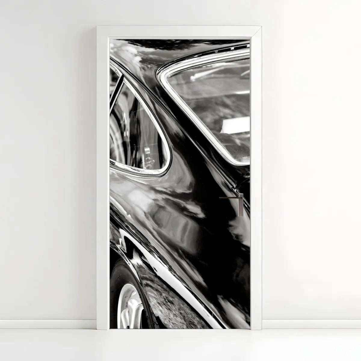 Naklejka na drzwi zabytkowy tył samochodu w czerni i bieli – Wallissimo® Naklejka na drzwi zabytkowy tył samochodu w czerni i bieli – Wallissimo®