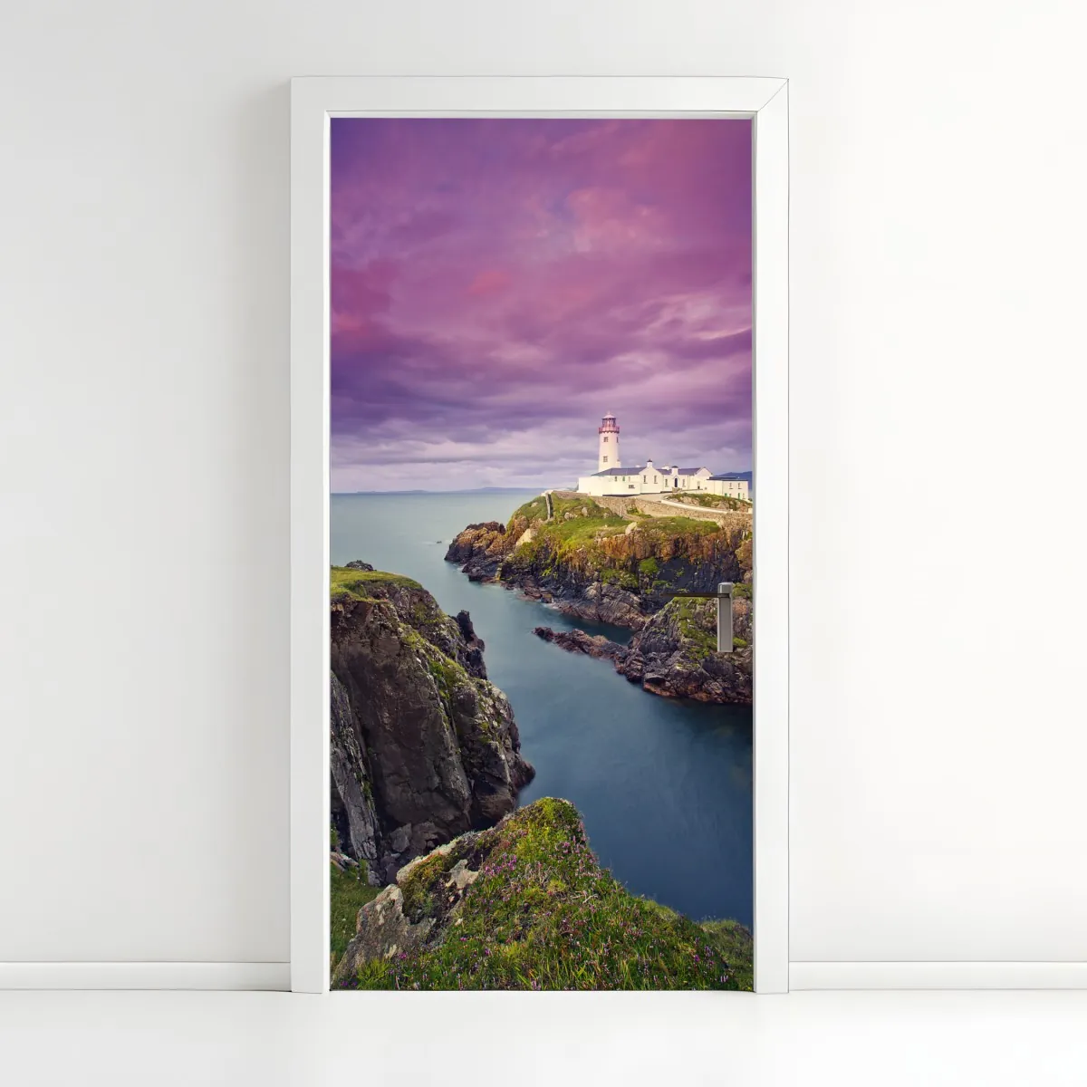 Naklejka na drzwi fioletowa latarnia nad skalistym wybrzeżem – Wallissimo® Naklejka na drzwi fioletowa latarnia nad skalistym wybrzeżem – Wallissimo®