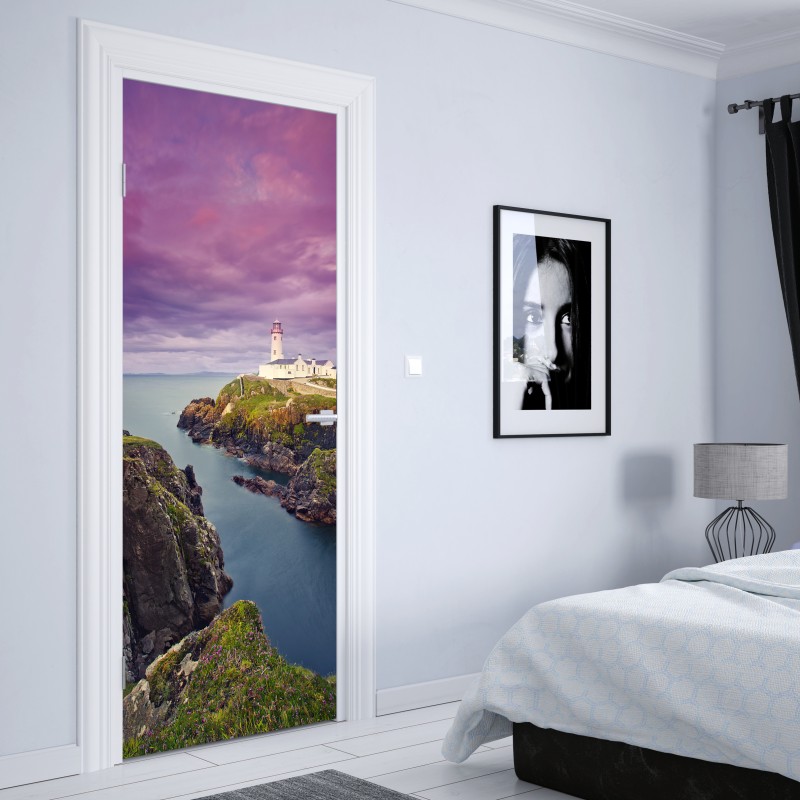 Naklejka na drzwi fioletowa latarnia nad skalistym wybrzeżem – Wallissimo® Naklejka na drzwi fioletowa latarnia nad skalistym wybrzeżem – Wallissimo®