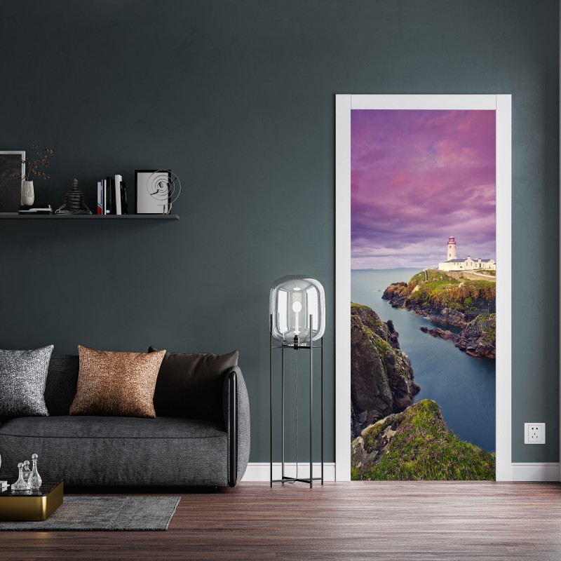 Naklejka na drzwi fioletowa latarnia nad skalistym wybrzeżem – Wallissimo® Naklejka na drzwi fioletowa latarnia nad skalistym wybrzeżem – Wallissimo®