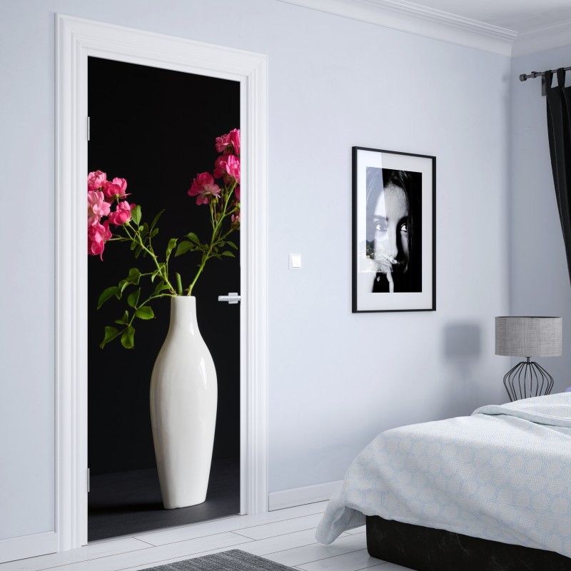 Naklejka na drzwi róże w białej wazie – Wallissimo® Naklejka na drzwi róże w białej wazie – Wallissimo®