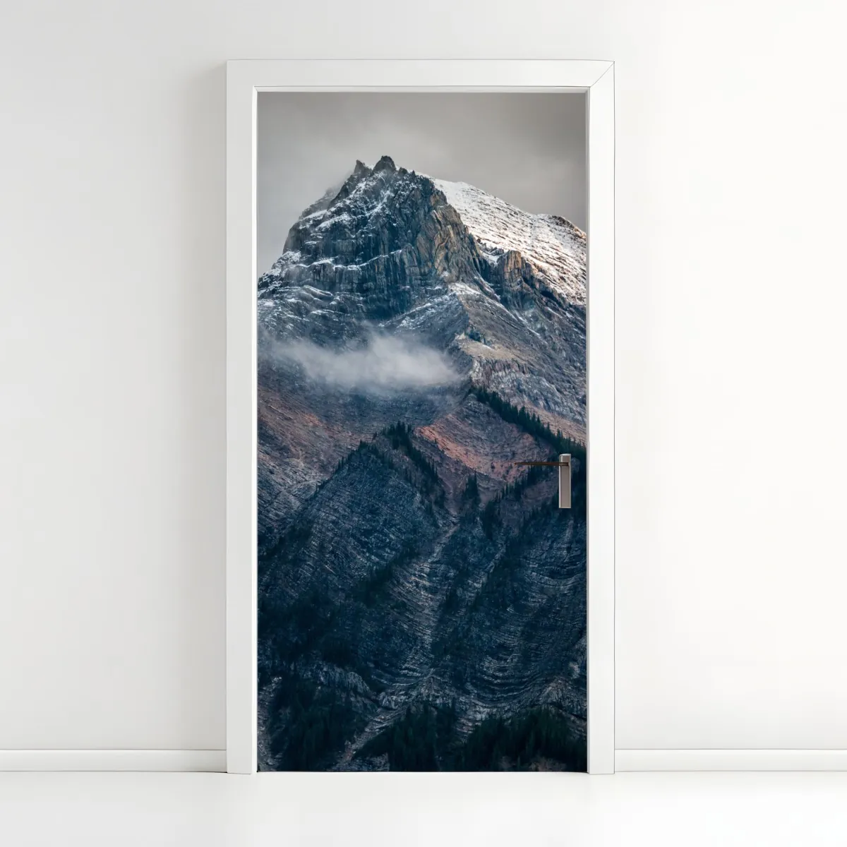 Naklejka na drzwi dramatyczny alpejski szczyt we mgle – Wallissimo® Naklejka na drzwi dramatyczny alpejski szczyt we mgle – Wallissimo®
