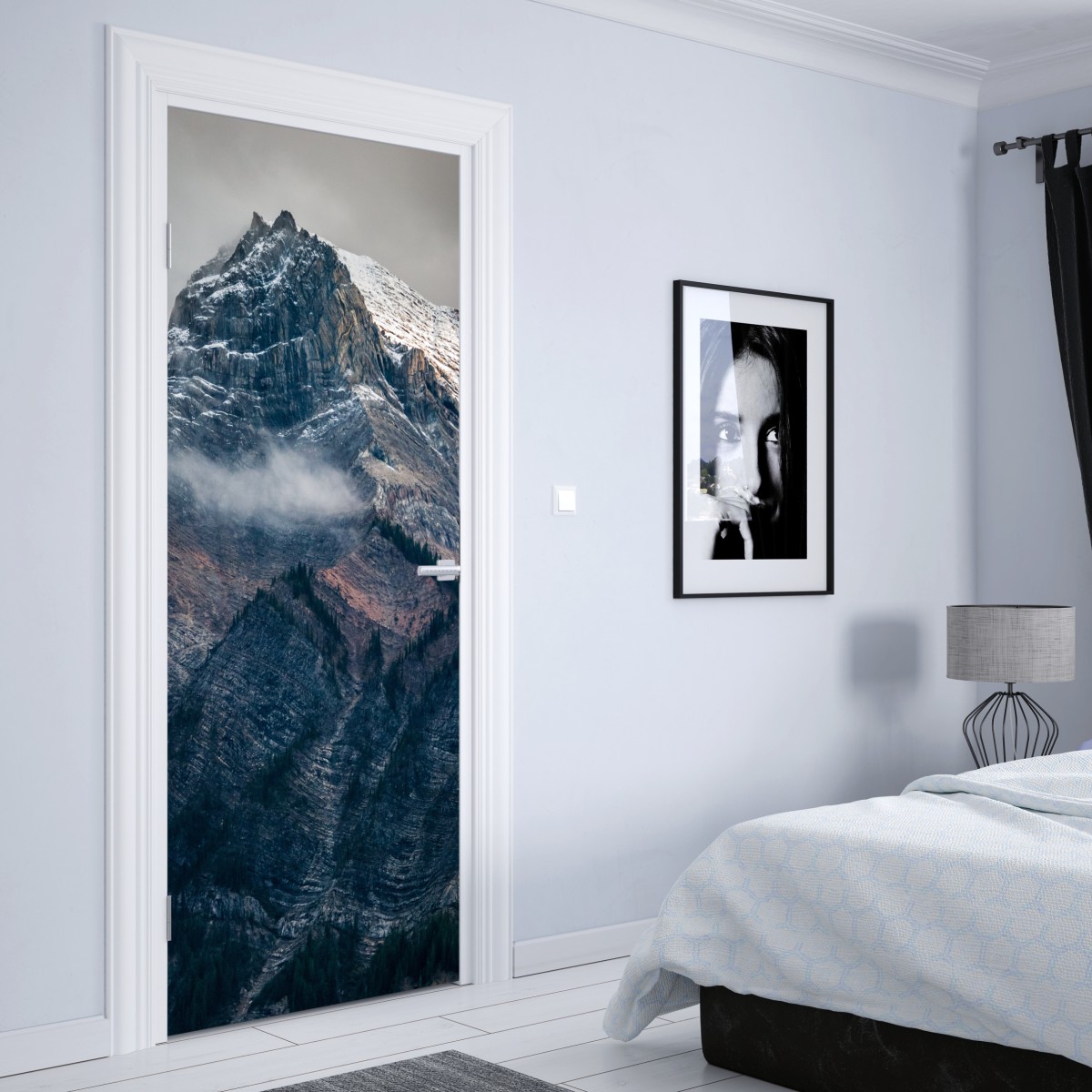 Naklejka na drzwi dramatyczny alpejski szczyt we mgle – Wallissimo® Naklejka na drzwi dramatyczny alpejski szczyt we mgle – Wallissimo®