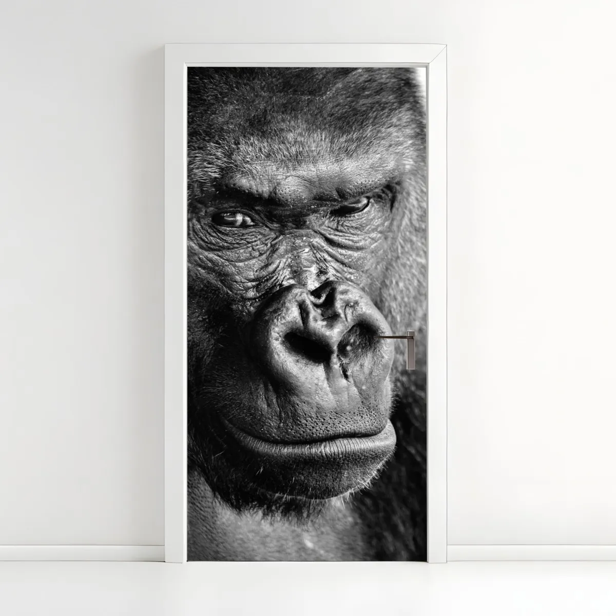 Naklejka na drzwi intensywny portret goryla w czerni i bieli – Wallissimo® Naklejka na drzwi intensywny portret goryla w czerni i bieli – Wallissimo®