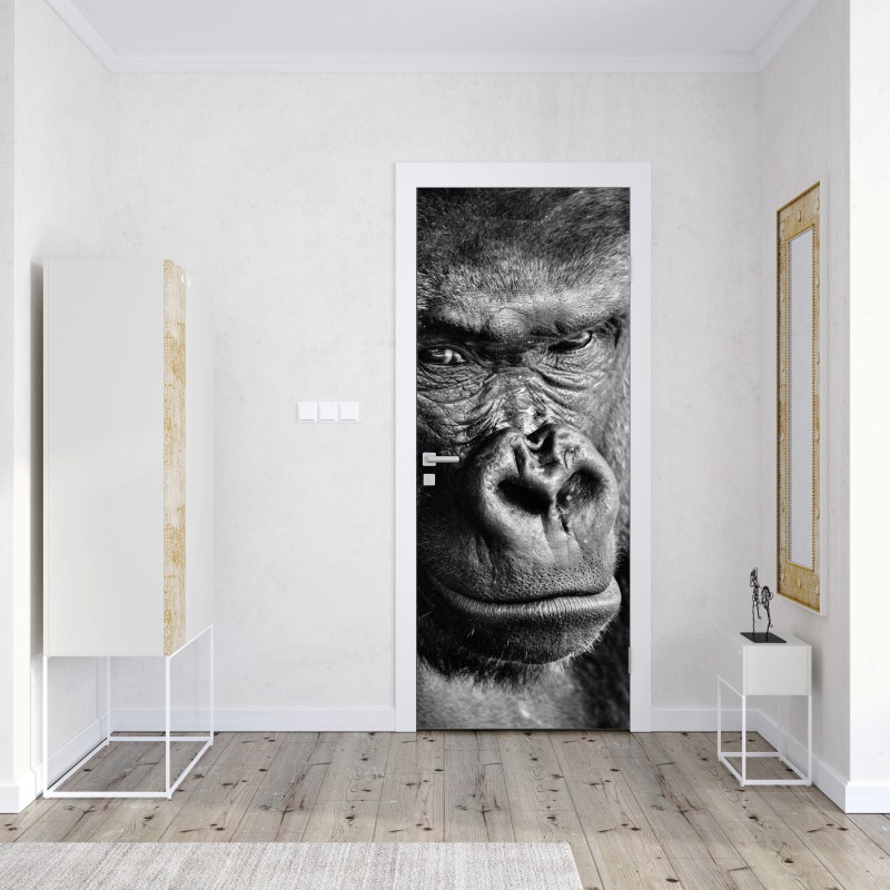 Naklejka na drzwi intensywny portret goryla w czerni i bieli – Wallissimo® Naklejka na drzwi intensywny portret goryla w czerni i bieli – Wallissimo®