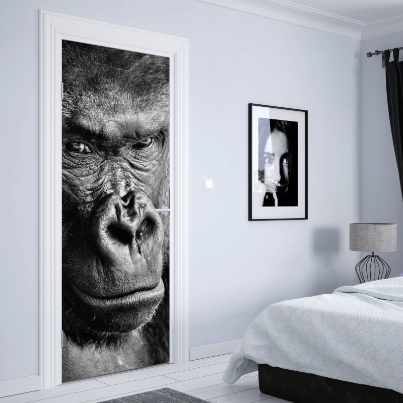 Naklejka na drzwi intensywny portret goryla w czerni i bieli – Wallissimo® Naklejka na drzwi intensywny portret goryla w czerni i bieli – Wallissimo®