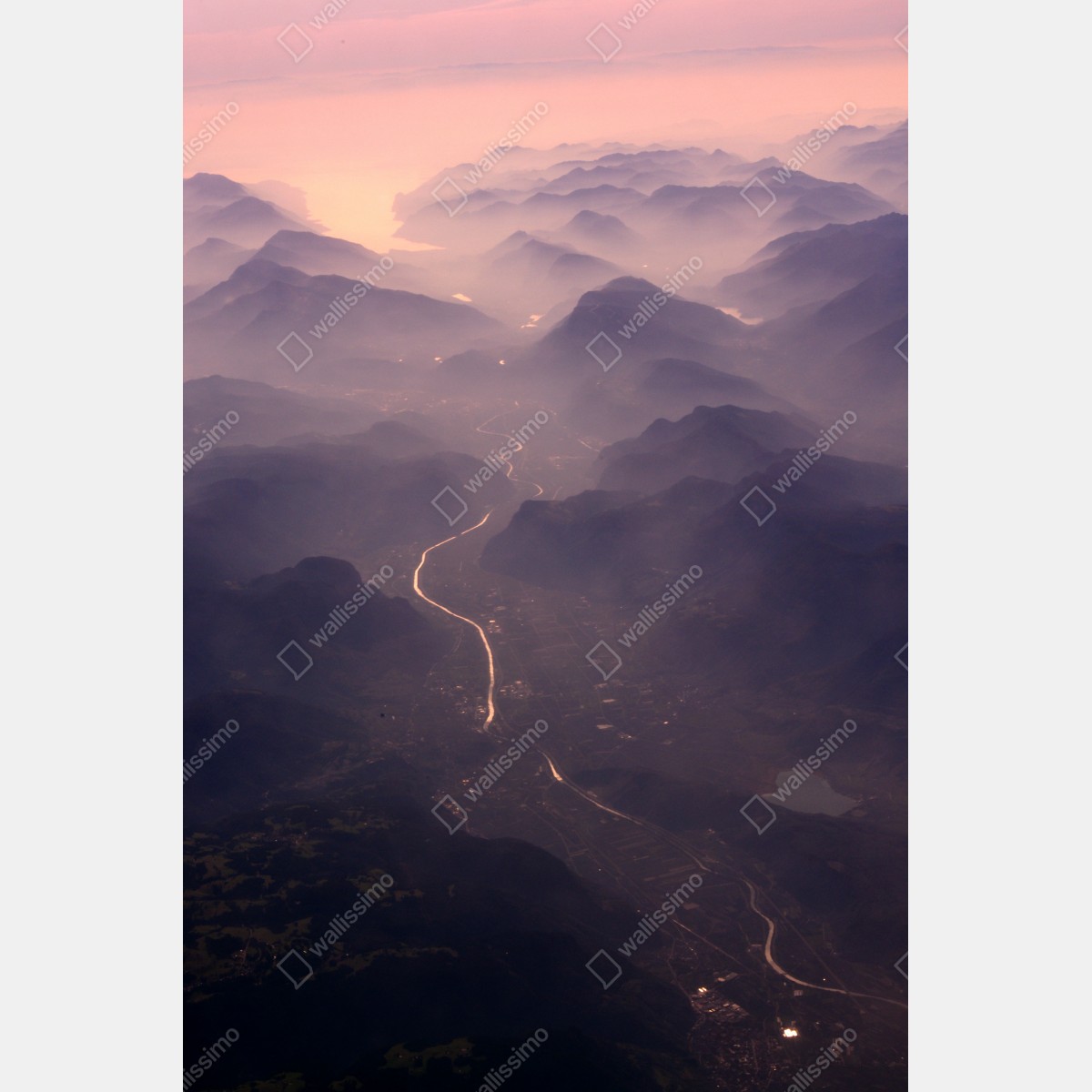 Naklejka na drzwi mglista pastelowa dolina górska – Wallissimo® Naklejka na drzwi mglista pastelowa dolina górska – Wallissimo®