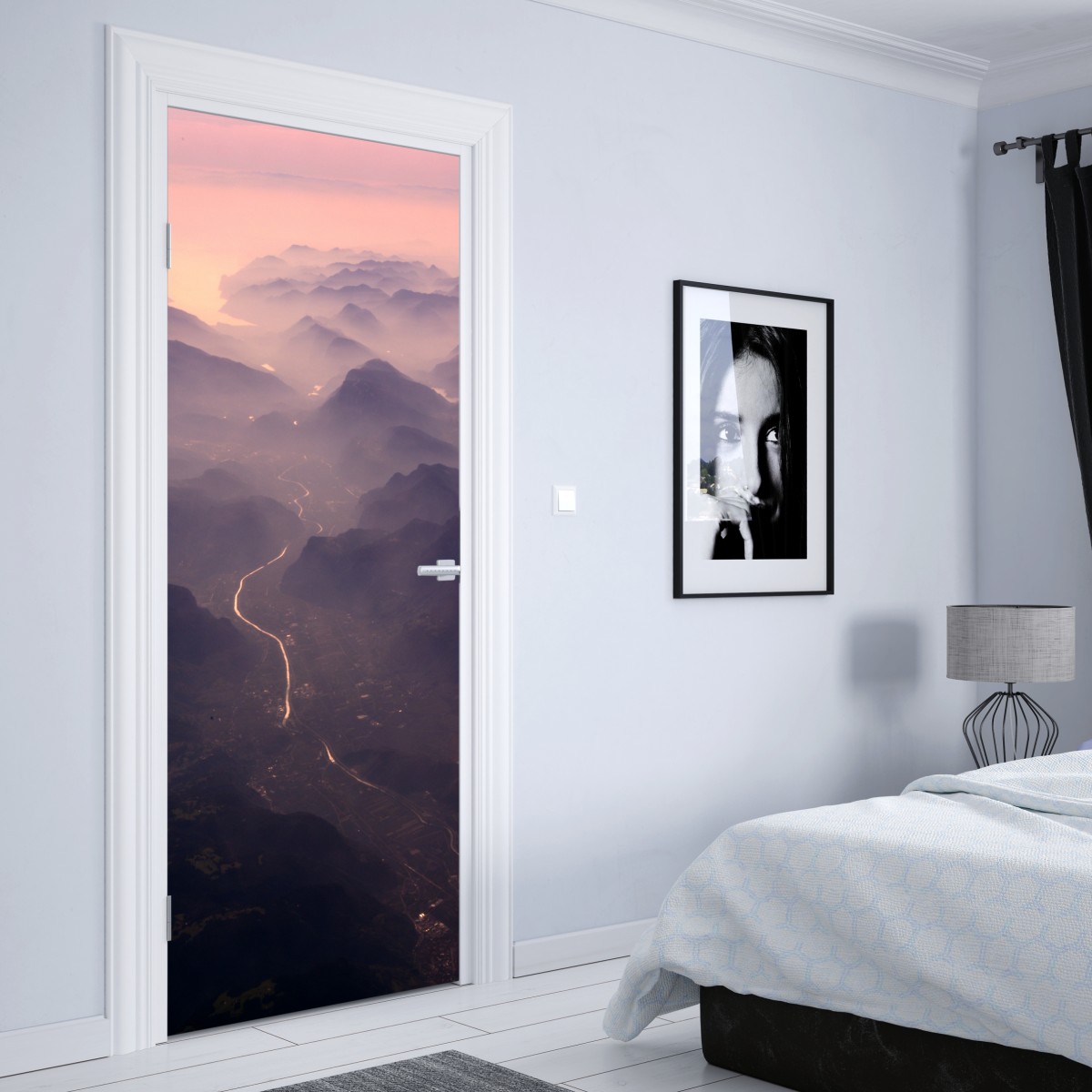 Naklejka na drzwi mglista pastelowa dolina górska – Wallissimo® Naklejka na drzwi mglista pastelowa dolina górska – Wallissimo®