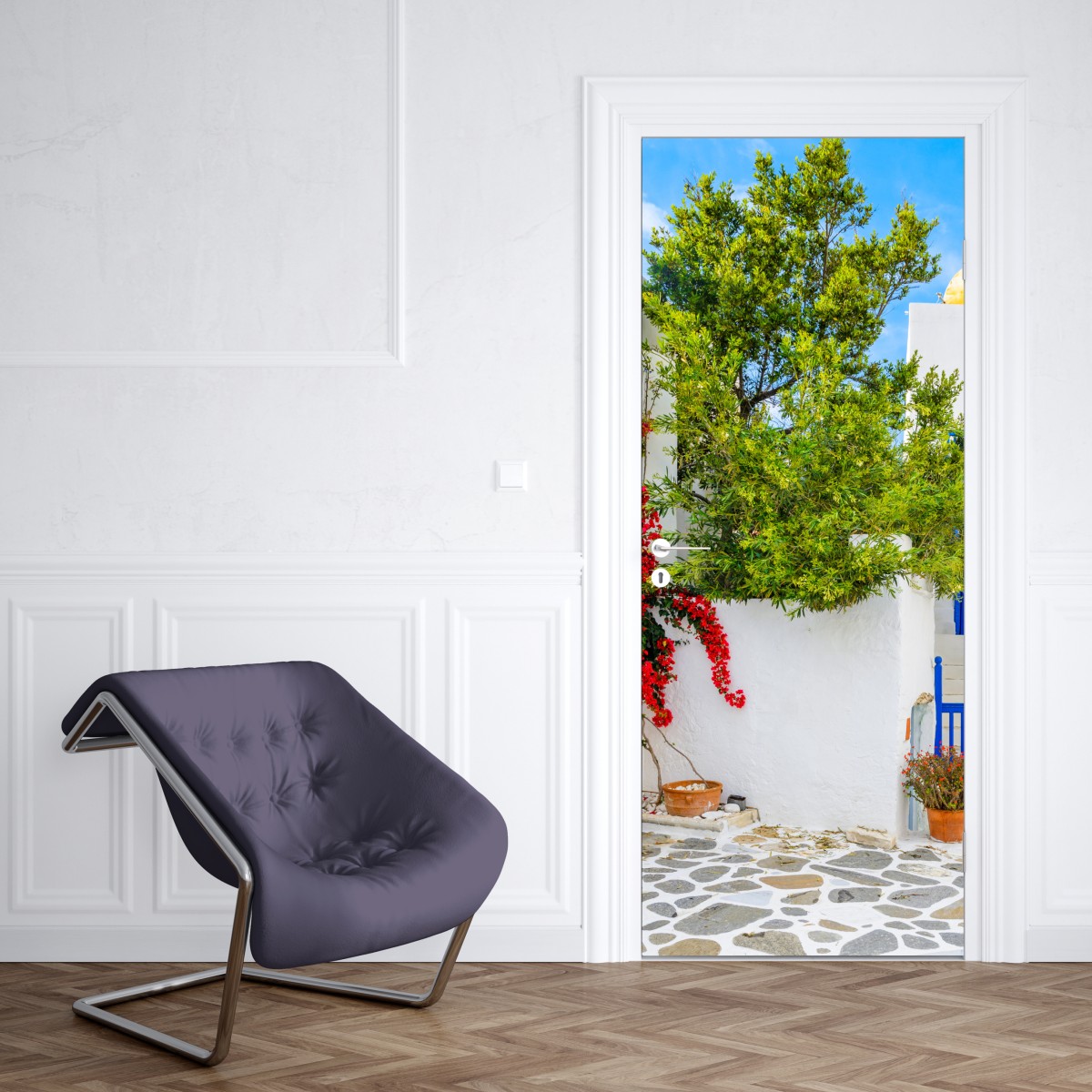 Naklejka na drzwi słoneczny dziedziniec śródziemnomorski z bugenwillą – Wallissimo® Naklejka na drzwi słoneczny dziedziniec śródziemnomorski z bugenwillą – Wallissimo®