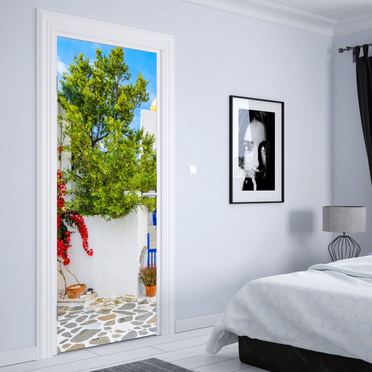 Naklejka na drzwi słoneczny dziedziniec śródziemnomorski z bugenwillą – Wallissimo® Naklejka na drzwi słoneczny dziedziniec śródziemnomorski z bugenwillą – Wallissimo®