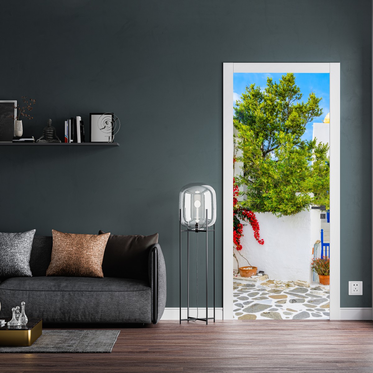 Naklejka na drzwi słoneczny dziedziniec śródziemnomorski z bugenwillą – Wallissimo® Naklejka na drzwi słoneczny dziedziniec śródziemnomorski z bugenwillą – Wallissimo®