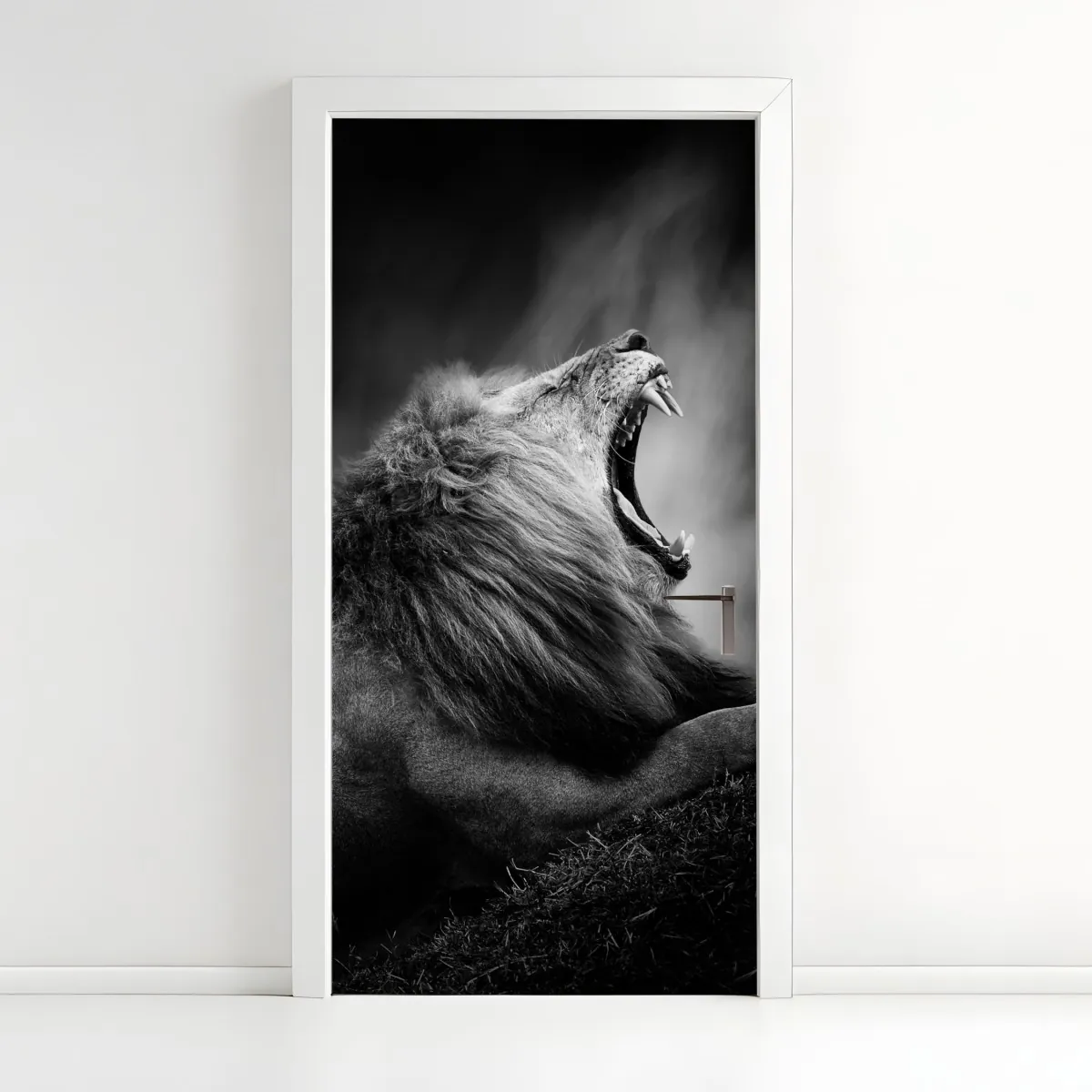 Naklejka na drzwi majestatyczny ryczący lew w monochromie – Wallissimo® Naklejka na drzwi majestatyczny ryczący lew w monochromie – Wallissimo®