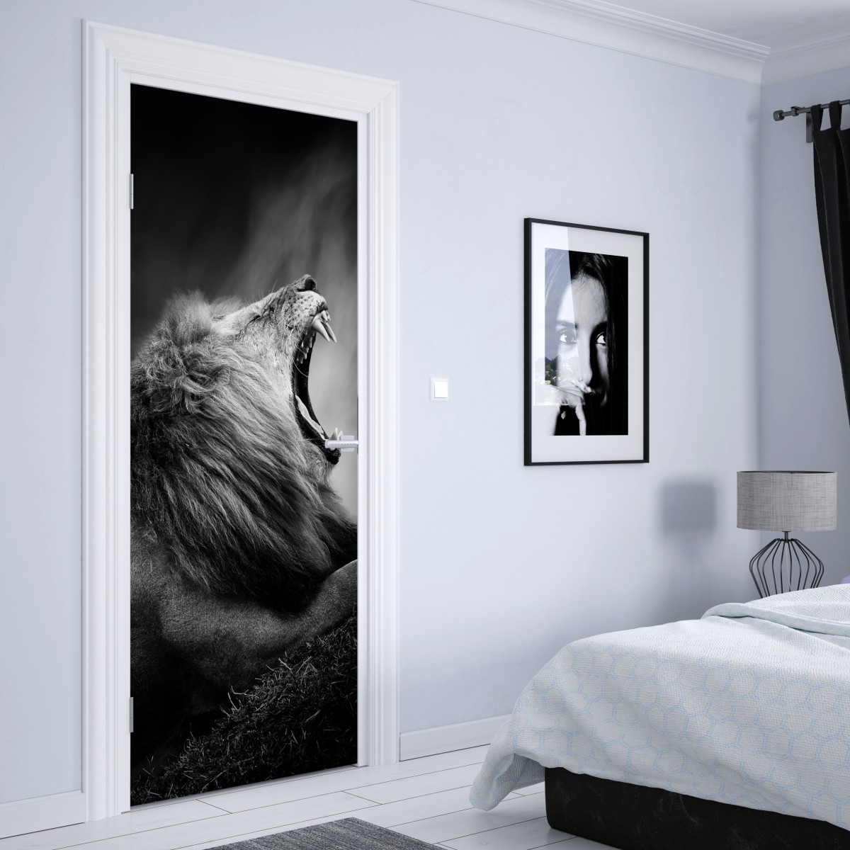 Naklejka na drzwi majestatyczny ryczący lew w monochromie – Wallissimo® Naklejka na drzwi majestatyczny ryczący lew w monochromie – Wallissimo®