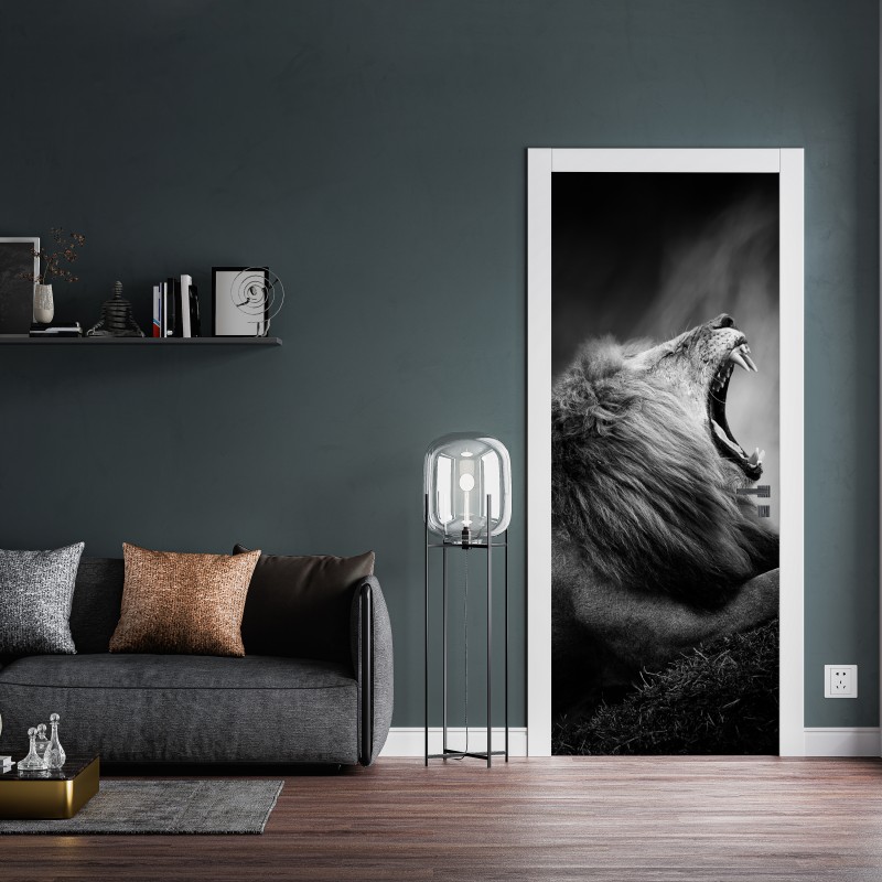 Naklejka na drzwi majestatyczny ryczący lew w monochromie – Wallissimo® Naklejka na drzwi majestatyczny ryczący lew w monochromie – Wallissimo®