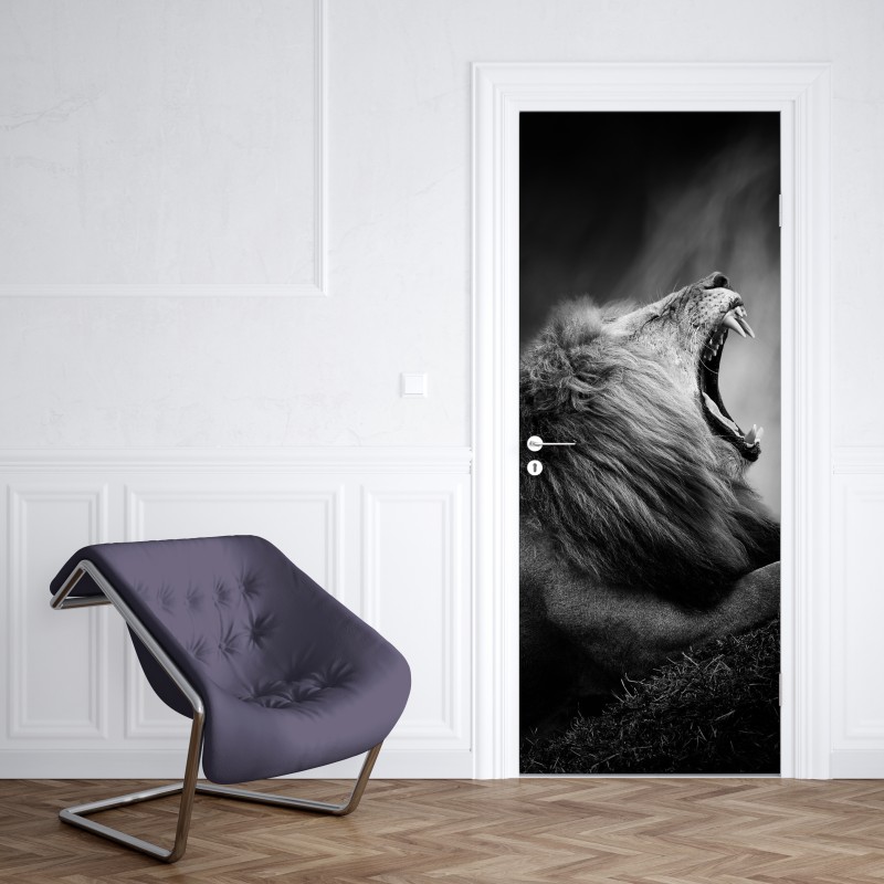 Naklejka na drzwi majestatyczny ryczący lew w monochromie – Wallissimo® Naklejka na drzwi majestatyczny ryczący lew w monochromie – Wallissimo®