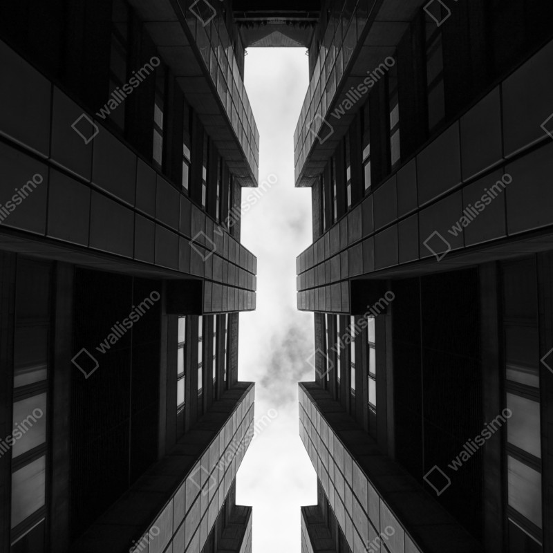 Naklejka na drzwi pionowa miejska symetria w monochromie – Wallissimo® Naklejka na drzwi pionowa miejska symetria w monochromie – Wallissimo®