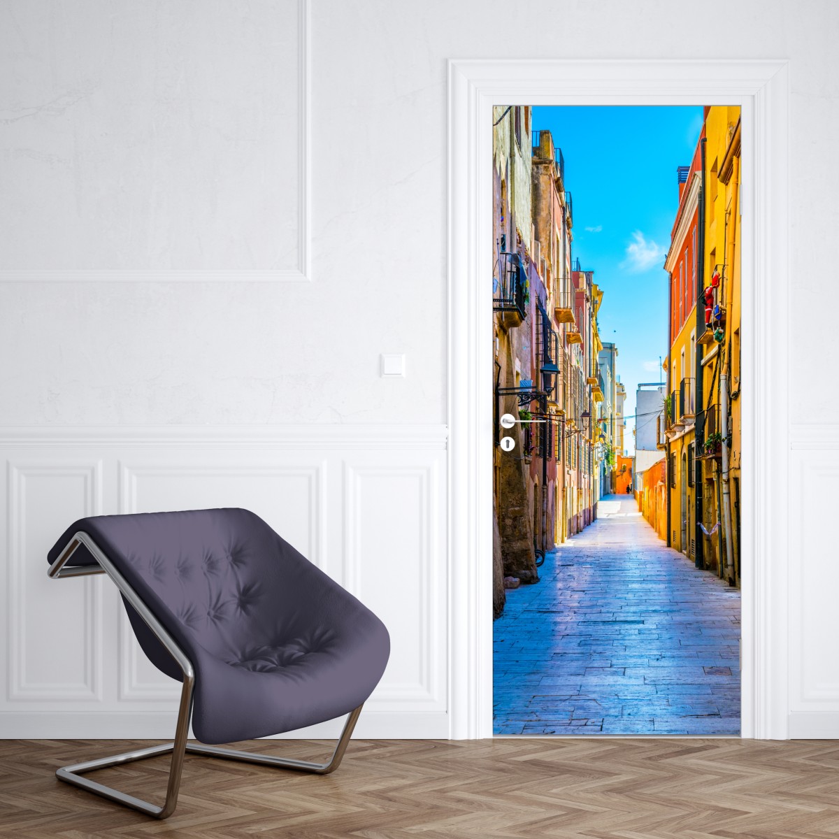 Naklejka na drzwi słoneczna Śródziemnomorska uliczka z kolorowymi fasadami – Wallissimo® Naklejka na drzwi słoneczna Śródziemnomorska uliczka z kolorowymi fasadami – Wallissimo®