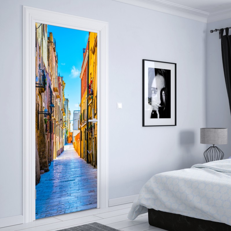 Naklejka na drzwi słoneczna Śródziemnomorska uliczka z kolorowymi fasadami – Wallissimo® Naklejka na drzwi słoneczna Śródziemnomorska uliczka z kolorowymi fasadami – Wallissimo®