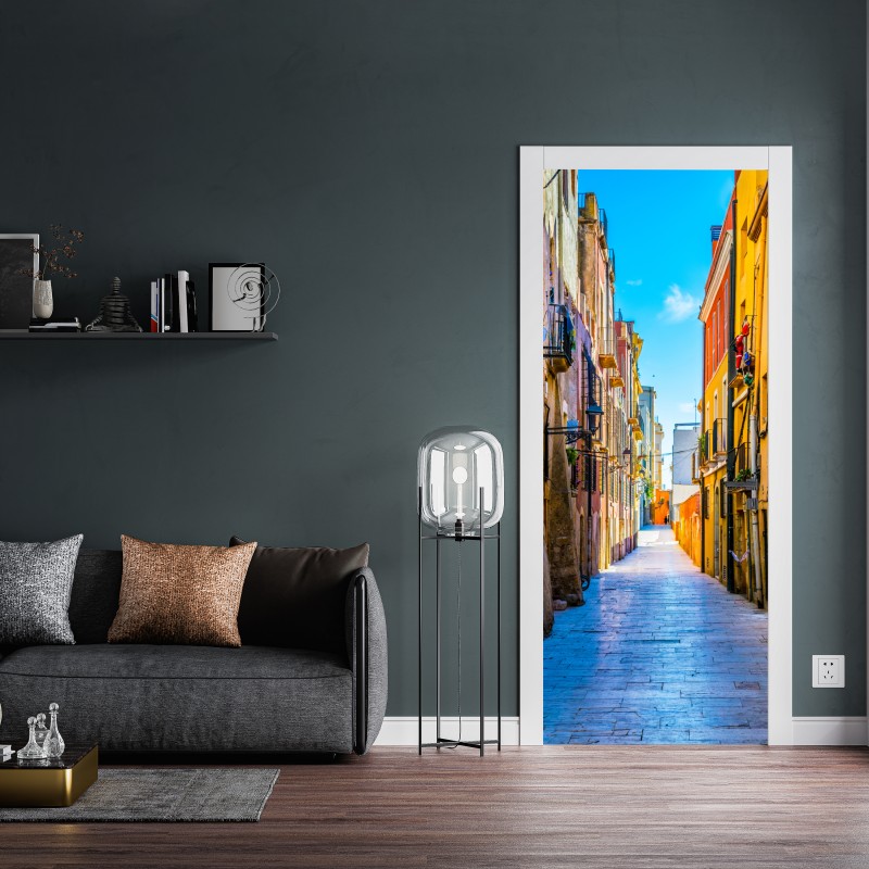 Naklejka na drzwi słoneczna Śródziemnomorska uliczka z kolorowymi fasadami – Wallissimo® Naklejka na drzwi słoneczna Śródziemnomorska uliczka z kolorowymi fasadami – Wallissimo®