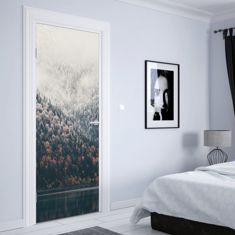 Naklejka na drzwi jesienna mgła nad górskim lasem – Wallissimo® Naklejka na drzwi jesienna mgła nad górskim lasem – Wallissimo®