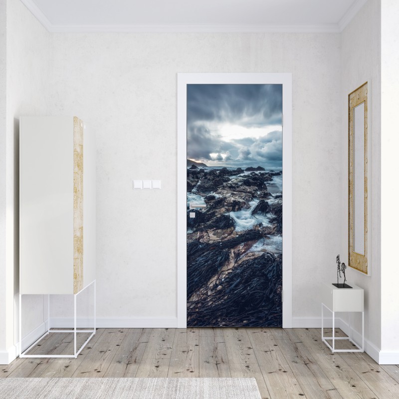 Naklejka na drzwi nastrojowe skaliste wybrzeże o zmierzchu – Wallissimo® Naklejka na drzwi nastrojowe skaliste wybrzeże o zmierzchu – Wallissimo®
