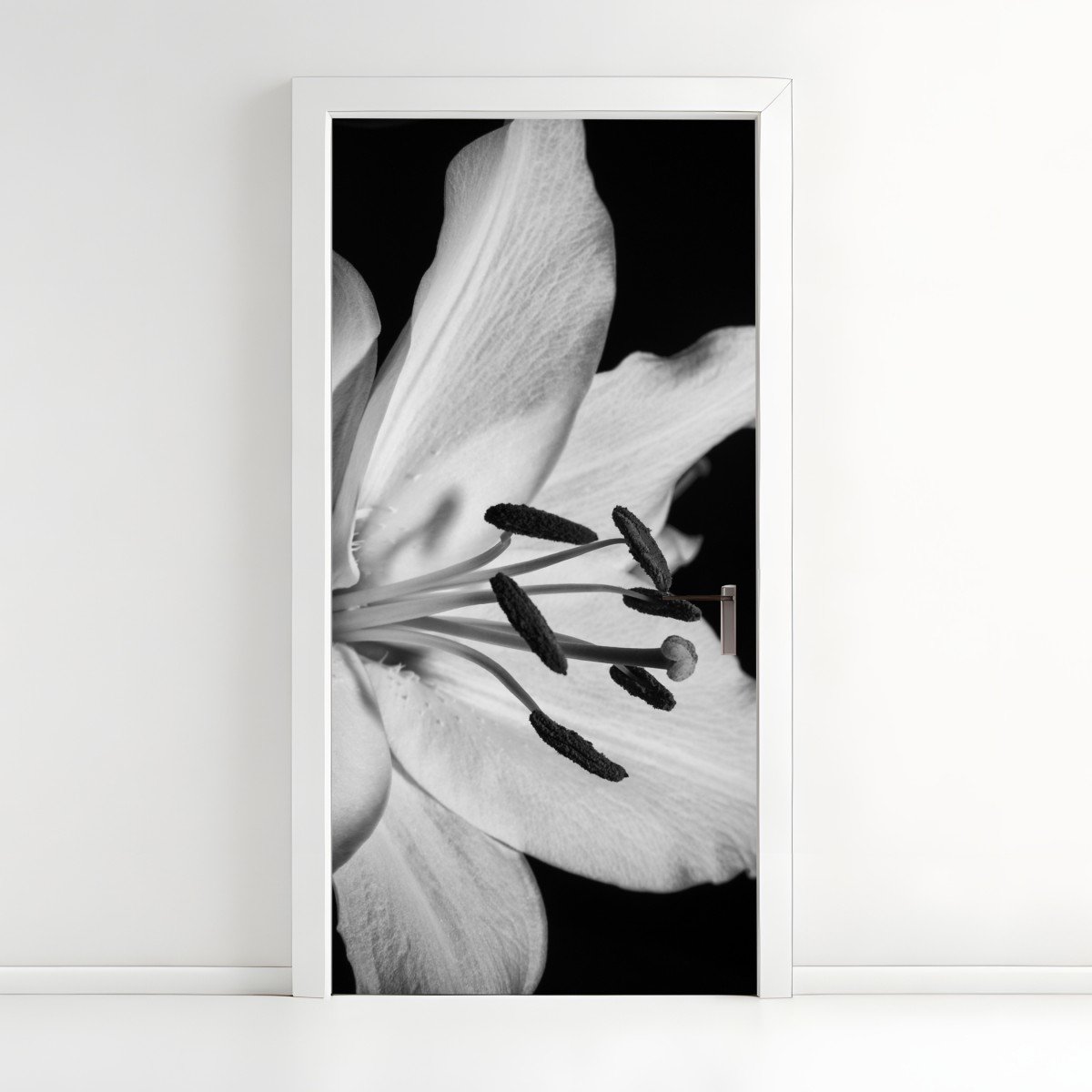 Door sticker monochrome lily close-up – Wallissimo®