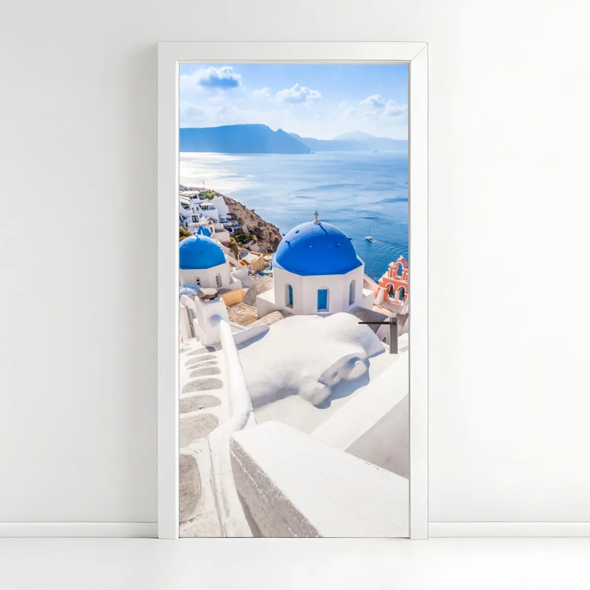 Naklejka na drzwi słoneczne Santorini niebieskie kopuły i widok na morze – Wallissimo® Naklejka na drzwi słoneczne Santorini niebieskie kopuły i widok na morze – Wallissimo®