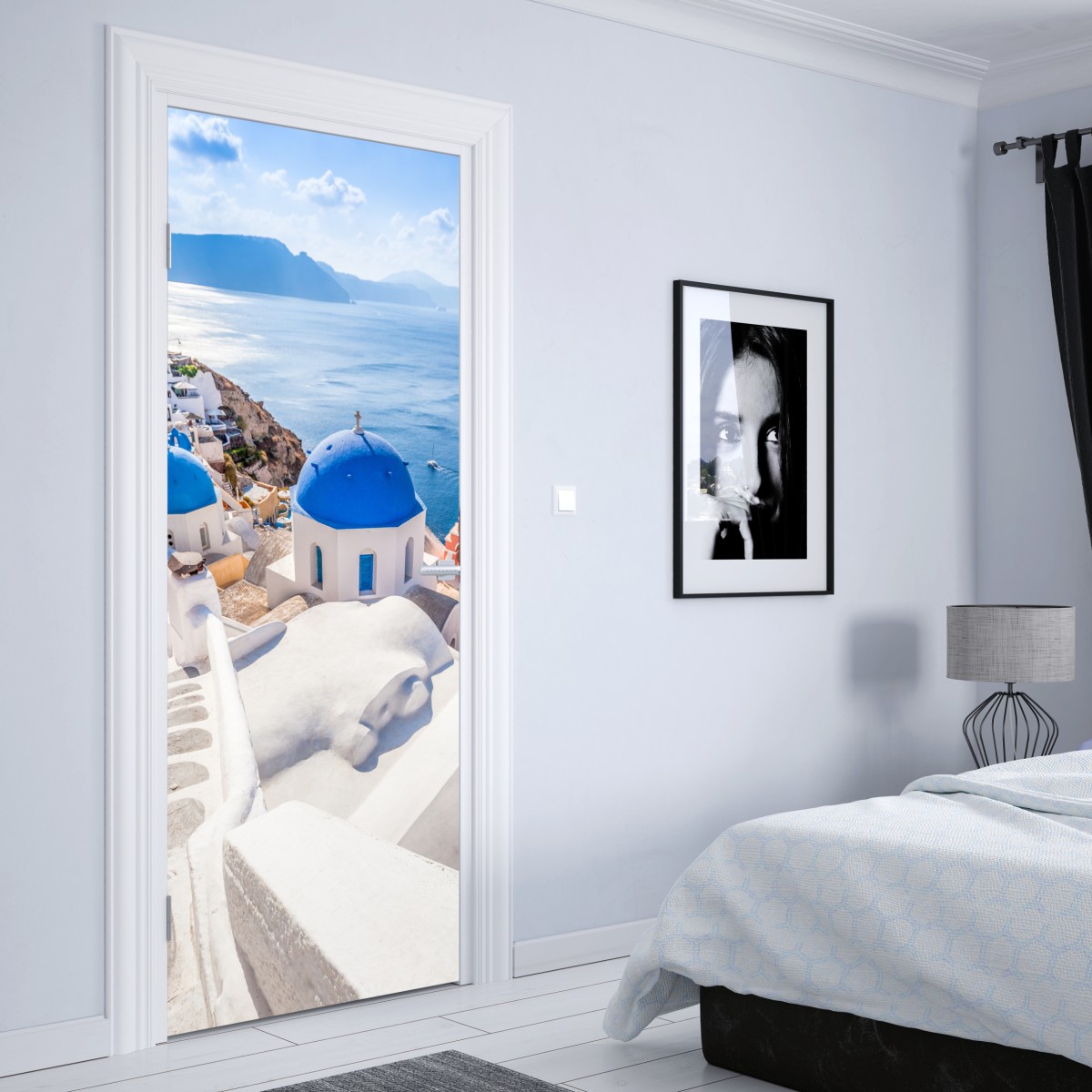 Naklejka na drzwi słoneczne Santorini niebieskie kopuły i widok na morze – Wallissimo® Naklejka na drzwi słoneczne Santorini niebieskie kopuły i widok na morze – Wallissimo®