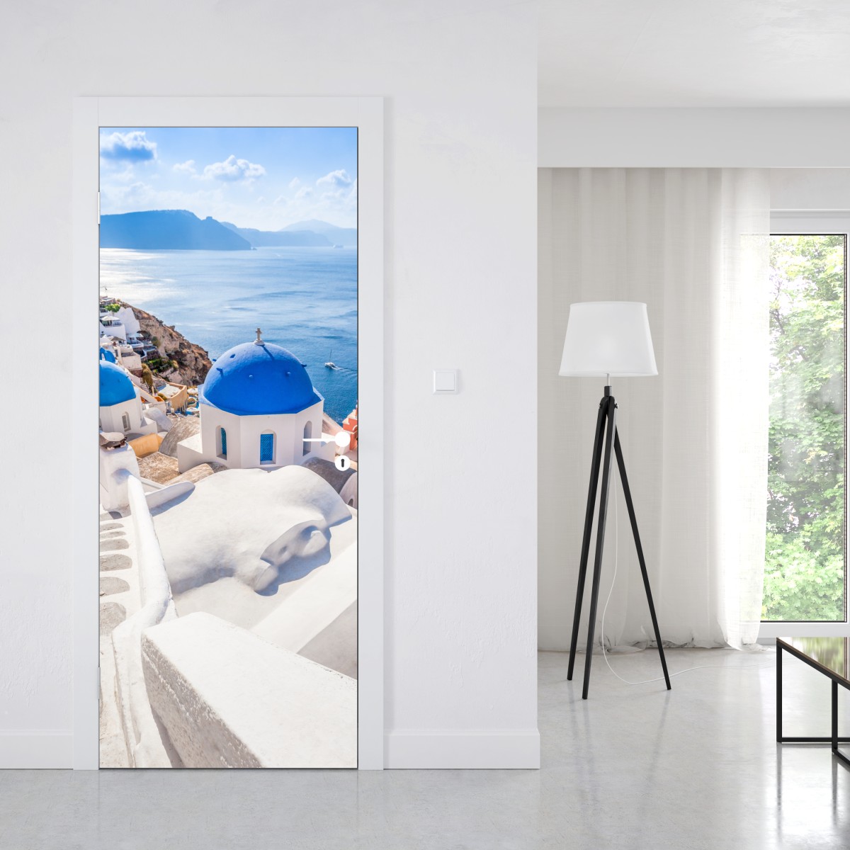 Naklejka na drzwi słoneczne Santorini niebieskie kopuły i widok na morze – Wallissimo® Naklejka na drzwi słoneczne Santorini niebieskie kopuły i widok na morze – Wallissimo®