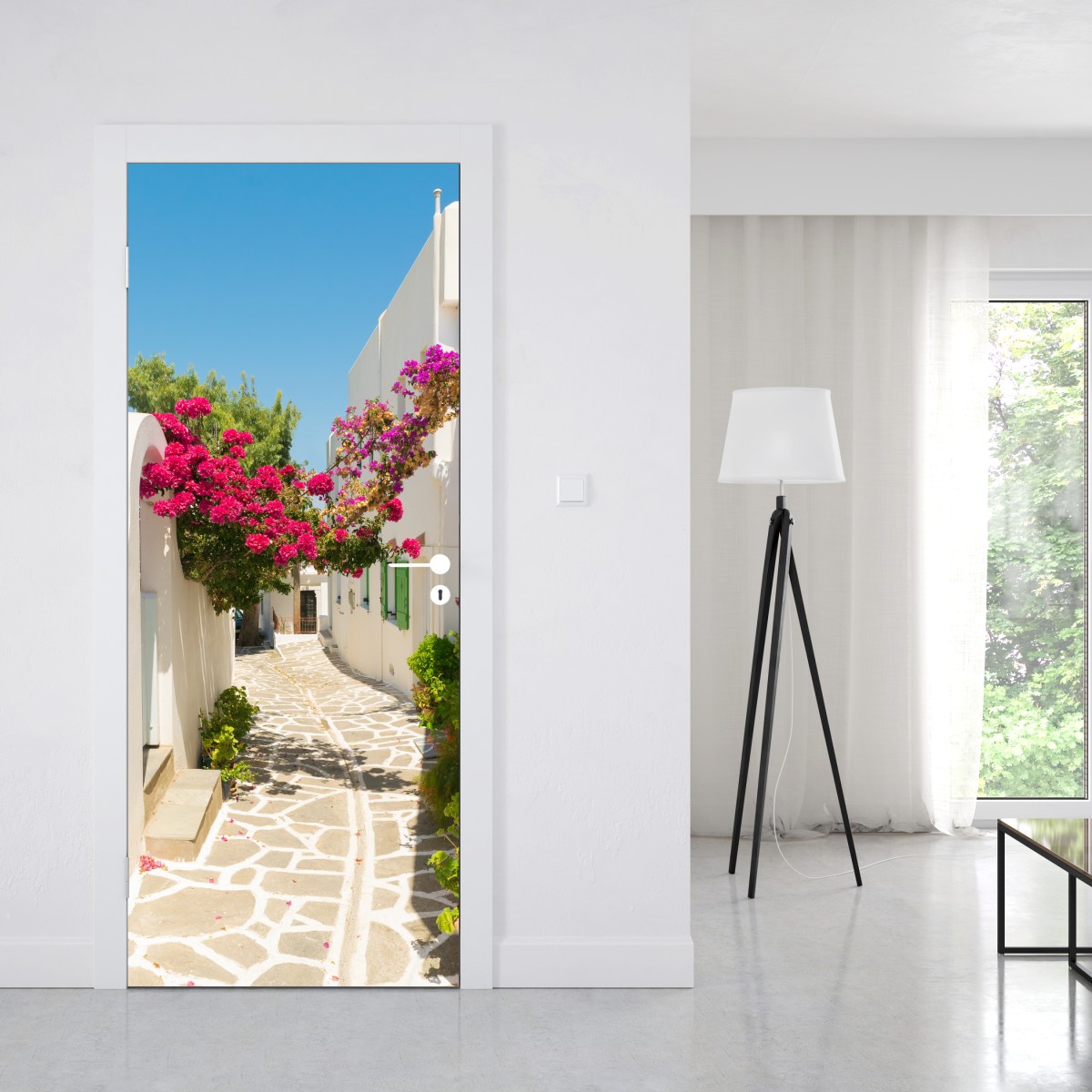 Naklejka na drzwi słoneczna śródziemnomorska uliczka z bugenwillą – Wallissimo® Naklejka na drzwi słoneczna śródziemnomorska uliczka z bugenwillą – Wallissimo®