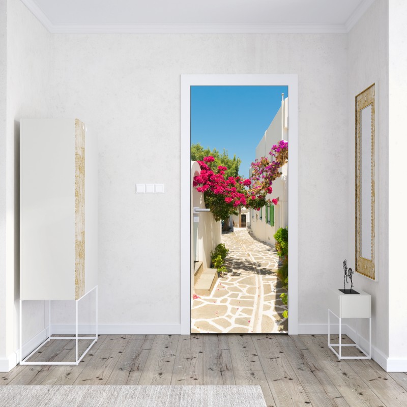 Naklejka na drzwi słoneczna śródziemnomorska uliczka z bugenwillą – Wallissimo® Naklejka na drzwi słoneczna śródziemnomorska uliczka z bugenwillą – Wallissimo®