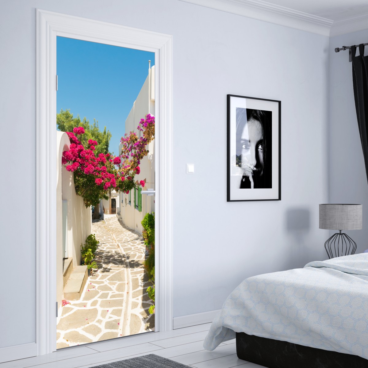 Naklejka na drzwi słoneczna śródziemnomorska uliczka z bugenwillą – Wallissimo® Naklejka na drzwi słoneczna śródziemnomorska uliczka z bugenwillą – Wallissimo®