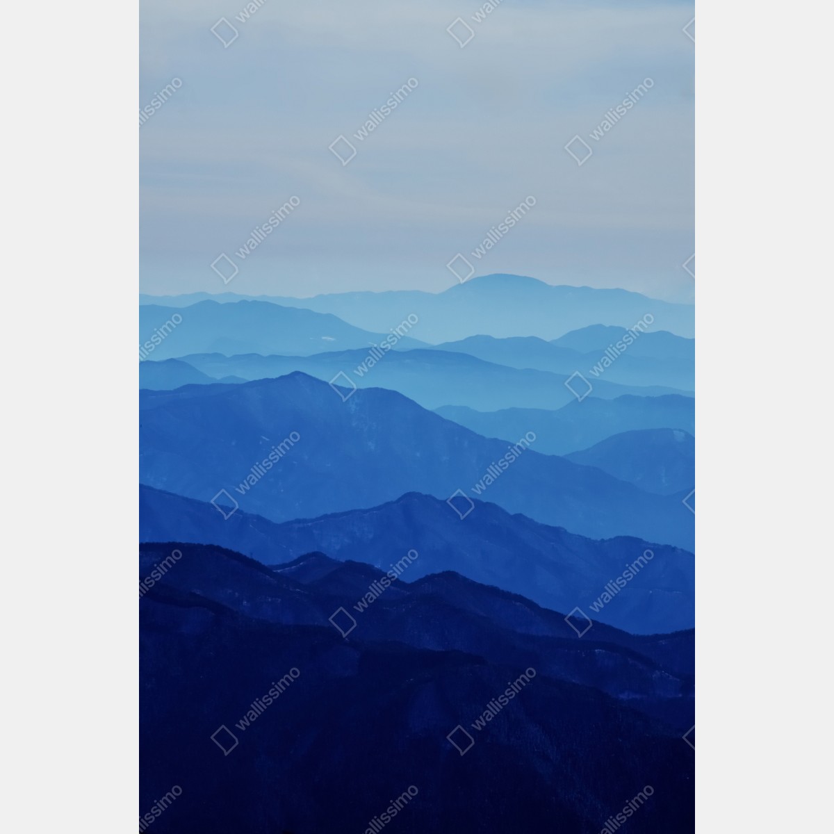 Naklejka na drzwi mglista niebieska panorama gór – Wallissimo® Naklejka na drzwi mglista niebieska panorama gór – Wallissimo®