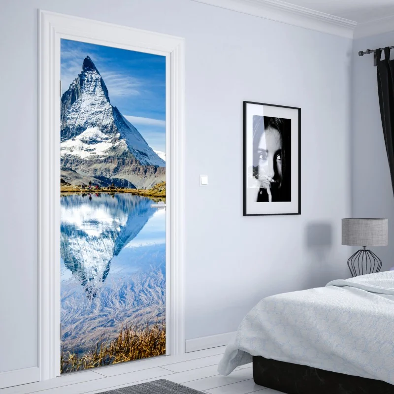 Naklejka na drzwi majestatyczny Matterhorn odbity w alpejskim jeziorze – Wallissimo® Naklejka na drzwi majestatyczny Matterhorn odbity w alpejskim jeziorze – Wallissimo®