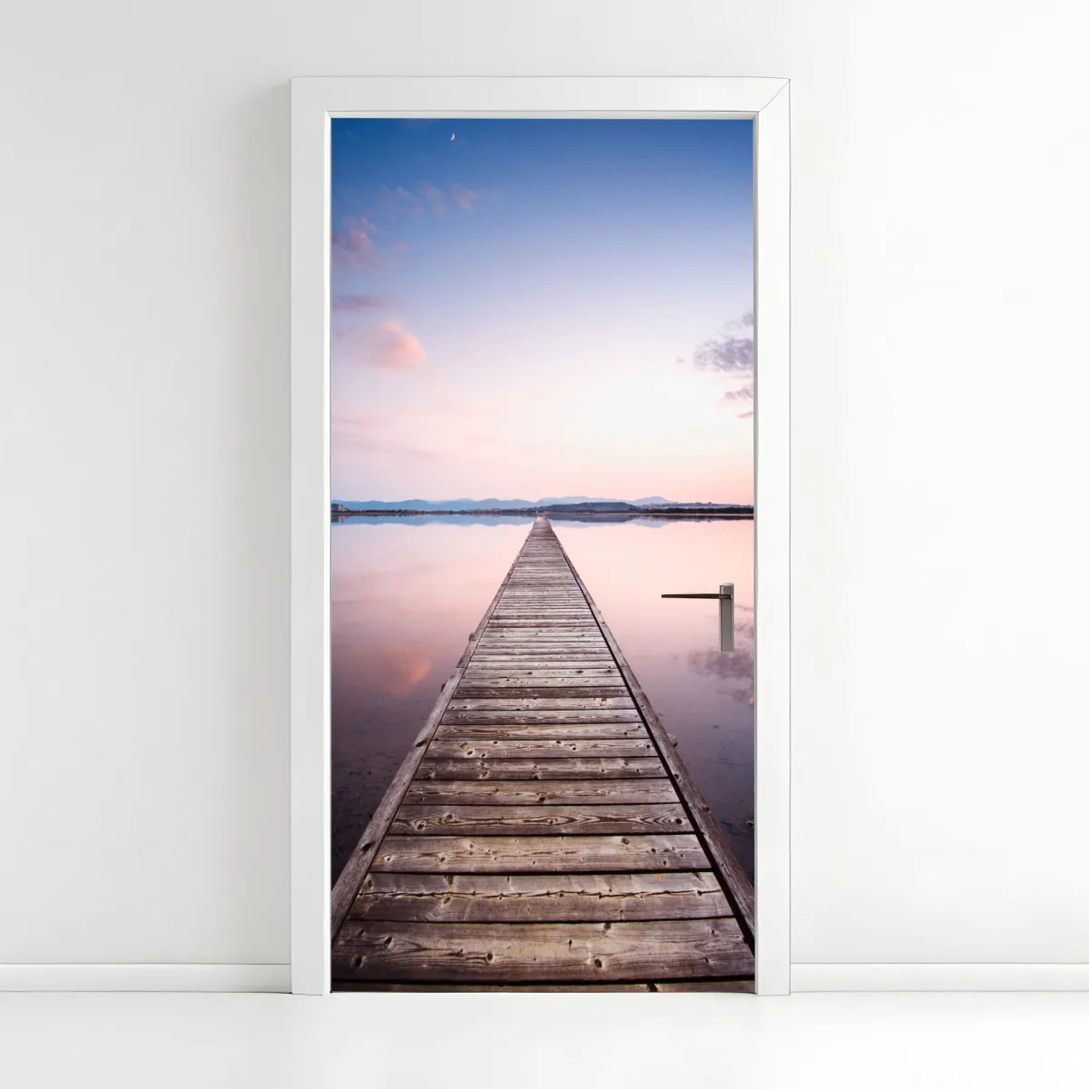 Naklejka na drzwi pomost prowadzący w stronę horyzontu o zachodzie słońca – Wallissimo® Naklejka na drzwi pomost prowadzący w stronę horyzontu o zachodzie słońca – Wallissimo®