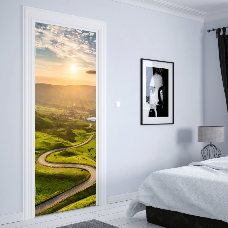 Naklejka na drzwi złoty zachód słońca nad krętą wiejską drogą – Wallissimo® Naklejka na drzwi złoty zachód słońca nad krętą wiejską drogą – Wallissimo®
