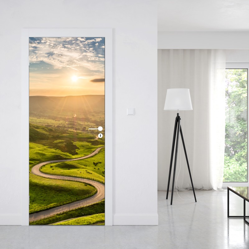 Naklejka na drzwi złoty zachód słońca nad krętą wiejską drogą – Wallissimo® Naklejka na drzwi złoty zachód słońca nad krętą wiejską drogą – Wallissimo®