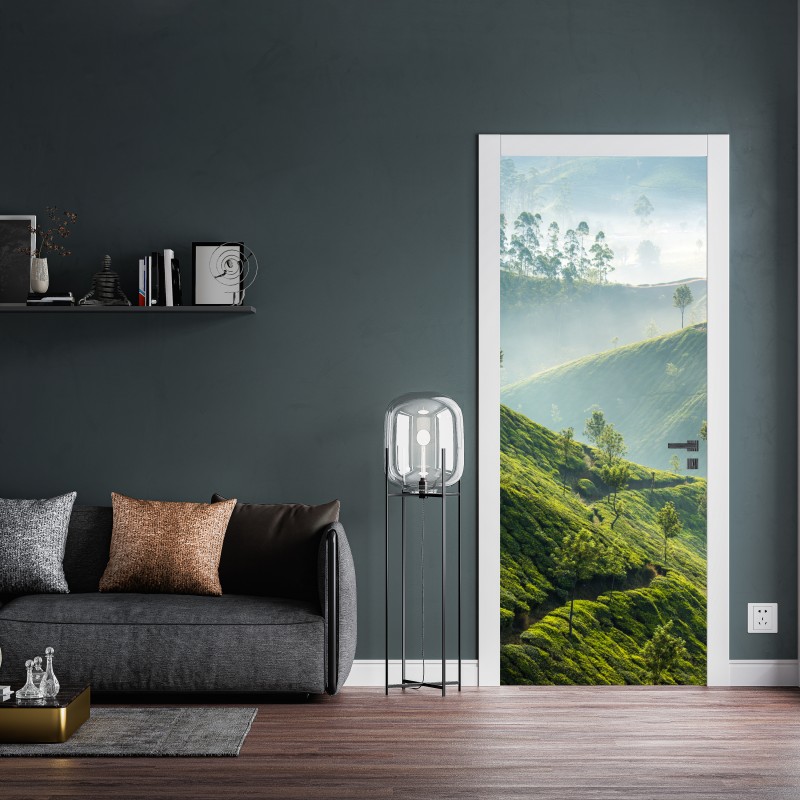 Naklejka na drzwi mglisty krajobraz plantacji herbaty w Munnar – Wallissimo® Naklejka na drzwi mglisty krajobraz plantacji herbaty w Munnar – Wallissimo®