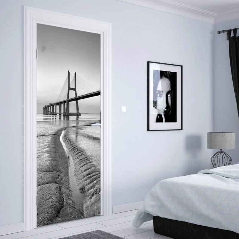 Naklejka na drzwi minimalistyczny most wantowy w monochromie – Wallissimo® Naklejka na drzwi minimalistyczny most wantowy w monochromie – Wallissimo®