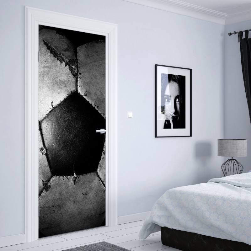 Naklejka na drzwi zniszczona piłka nożna - zbliżenie – Wallissimo® Naklejka na drzwi zniszczona piłka nożna - zbliżenie – Wallissimo®