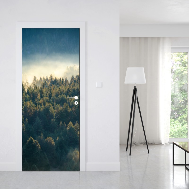 Naklejka na drzwi mglisty las sosnowy o świcie – Wallissimo® Naklejka na drzwi mglisty las sosnowy o świcie – Wallissimo®
