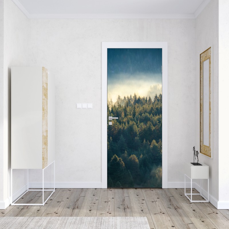 Naklejka na drzwi mglisty las sosnowy o świcie – Wallissimo® Naklejka na drzwi mglisty las sosnowy o świcie – Wallissimo®