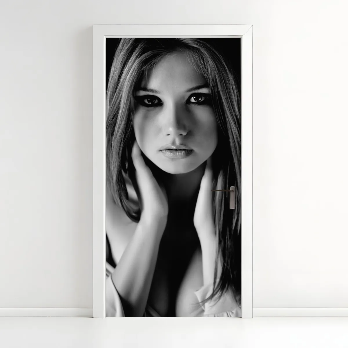 Naklejka na drzwi intymny monochromatyczny portret – Wallissimo® Naklejka na drzwi intymny monochromatyczny portret – Wallissimo®