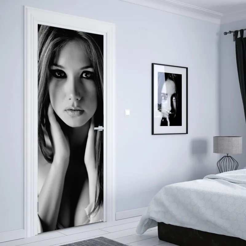 Naklejka na drzwi intymny monochromatyczny portret – Wallissimo® Naklejka na drzwi intymny monochromatyczny portret – Wallissimo®