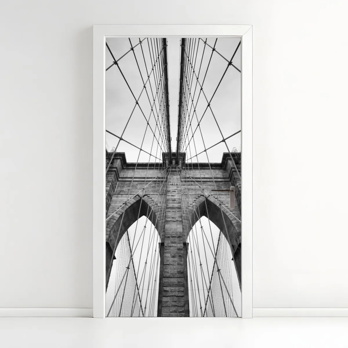 Naklejka na drzwi perspektywa Mostu Brooklyńskiego w monochromie – Wallissimo® Naklejka na drzwi perspektywa Mostu Brooklyńskiego w monochromie – Wallissimo®