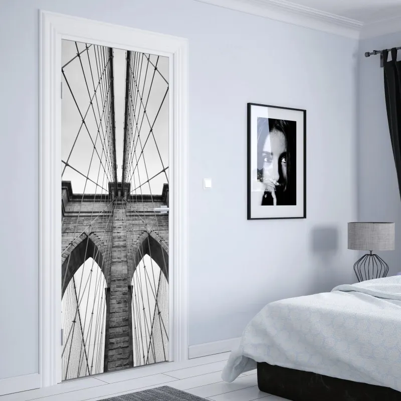 Naklejka na drzwi perspektywa Mostu Brooklyńskiego w monochromie – Wallissimo® Naklejka na drzwi perspektywa Mostu Brooklyńskiego w monochromie – Wallissimo®