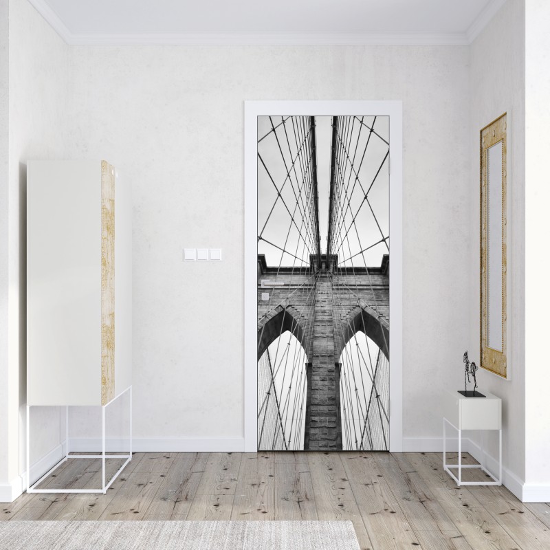 Naklejka na drzwi perspektywa Mostu Brooklyńskiego w monochromie – Wallissimo® Naklejka na drzwi perspektywa Mostu Brooklyńskiego w monochromie – Wallissimo®